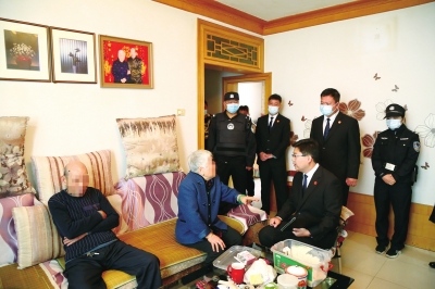 “老賴”躲貓貓 拿父母當(dāng)擋箭牌 法官斗智斗勇 引千萬(wàn)網(wǎng)友圍觀