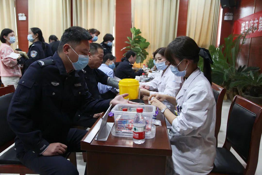 確山：健康講座進(jìn)警營(yíng) 義診咨詢暖警心