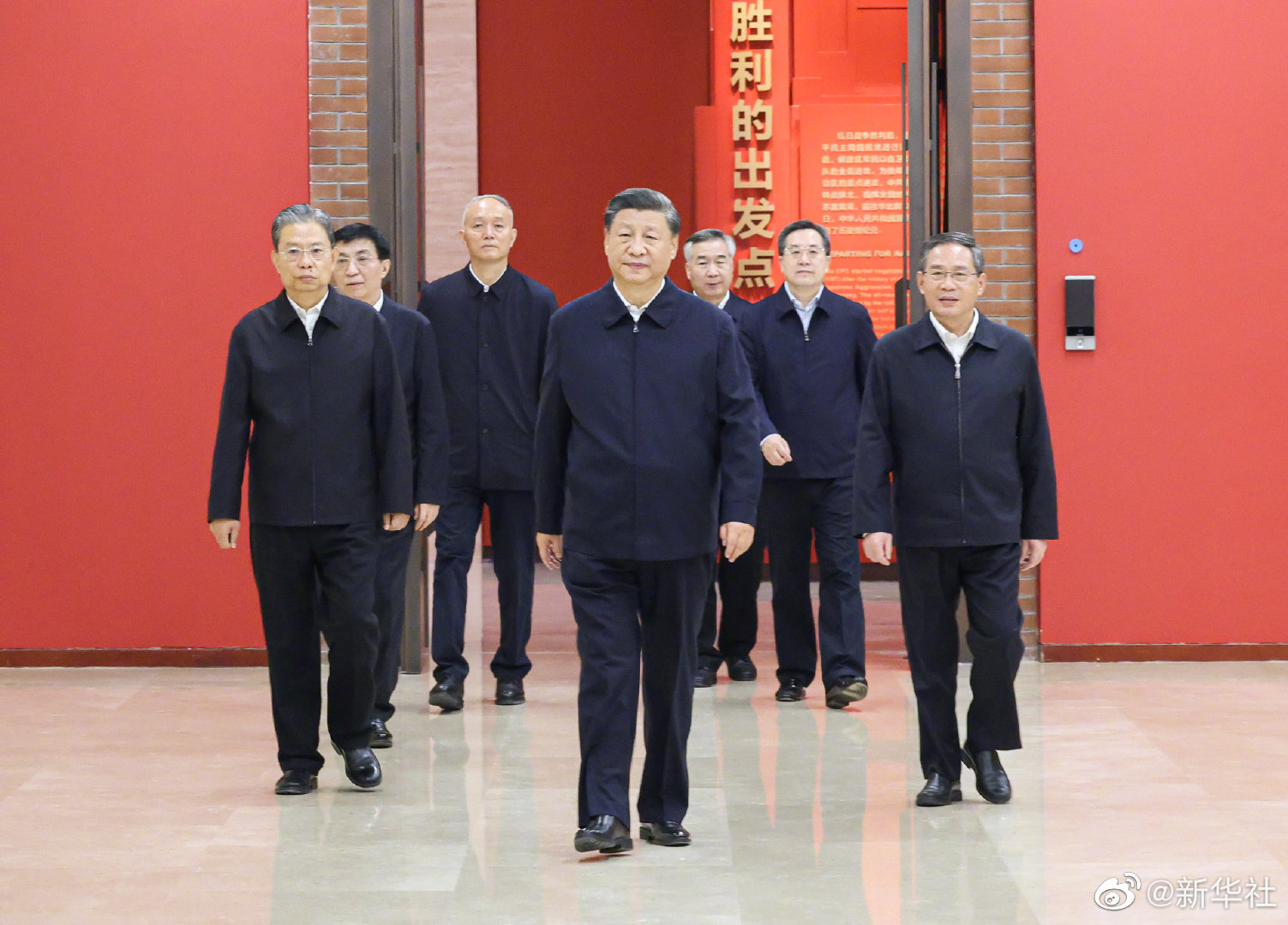 習(xí)近平帶領(lǐng)中共中央政治局常委赴陜西延安瞻仰延安革命紀(jì)念地