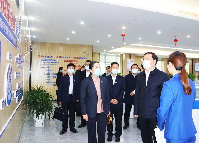 市長李躍勇現(xiàn)場接聽駐馬店市12345政務(wù)服務(wù)便民熱線——立行立辦 解決好群眾急難愁盼問題 民生為重  讓熱線更有溫度更有力度