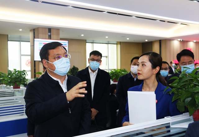 市長李躍勇現(xiàn)場接聽駐馬店市12345政務(wù)服務(wù)便民熱線——立行立辦 解決好群眾急難愁盼問題 民生為重  讓熱線更有溫度更有力度