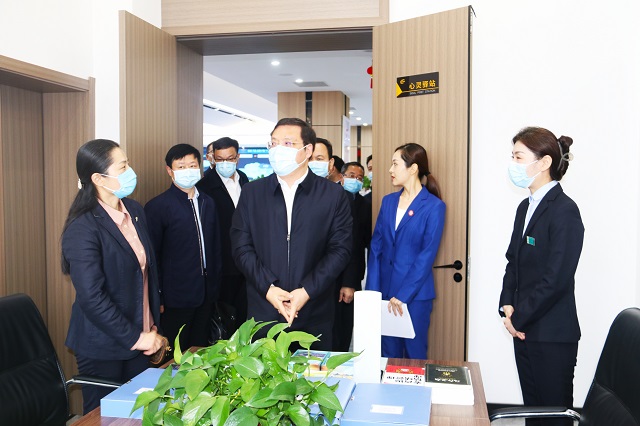 市長李躍勇現(xiàn)場接聽駐馬店市12345政務(wù)服務(wù)便民熱線——立行立辦 解決好群眾急難愁盼問題 民生為重  讓熱線更有溫度更有力度