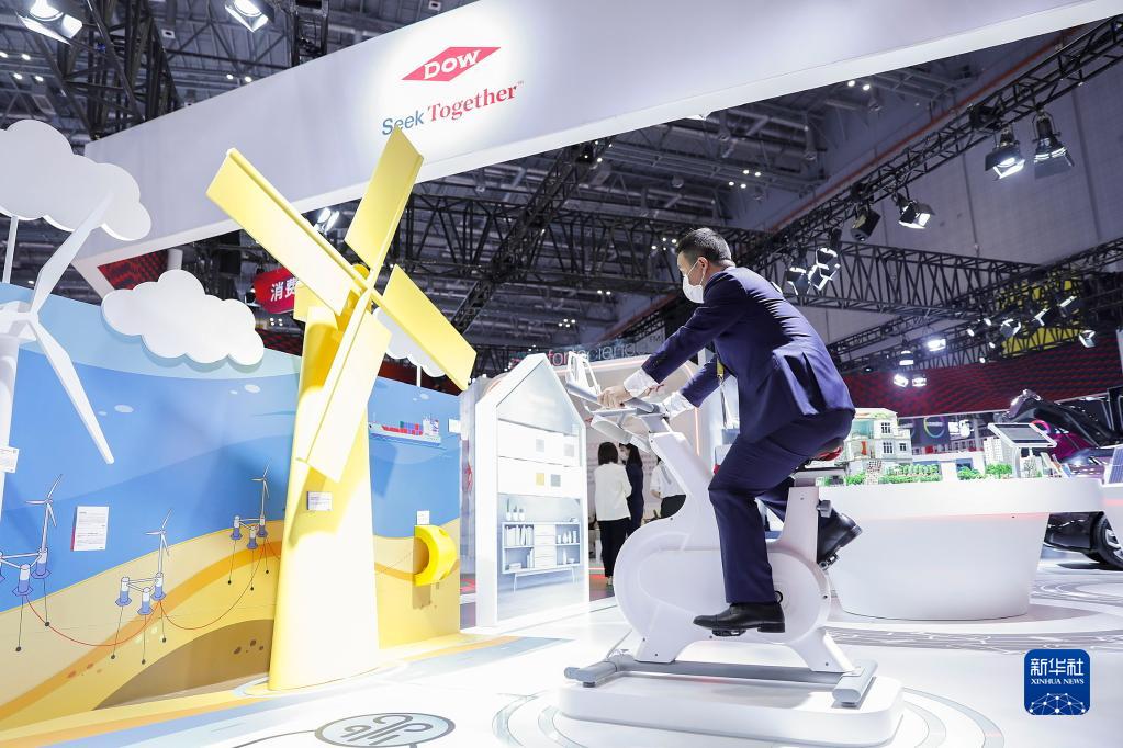 共享中國(guó)市場(chǎng)機(jī)遇 共創(chuàng)開(kāi)放繁榮美好未來(lái)——習(xí)近平主席在第五屆進(jìn)博會(huì)開(kāi)幕式上的重要宣示為建設(shè)開(kāi)放型世界經(jīng)濟(jì)注入強(qiáng)大正能量