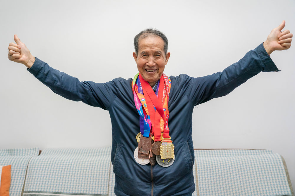 “86歲，依然能跑，依然在跑”——2022北京馬拉松最后一名完賽者的故事