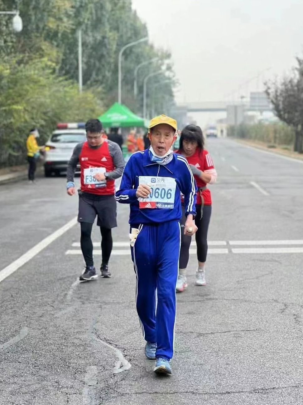 “86歲，依然能跑，依然在跑”——2022北京馬拉松最后一名完賽者的故事