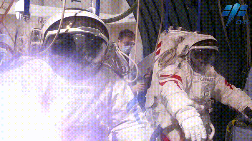 這里有一個(gè)通往空間站的入口，速進(jìn)