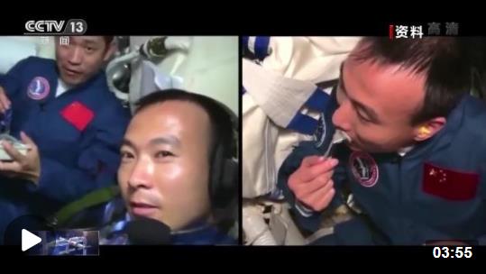 保持隨時(shí)備戰(zhàn)狀態(tài)17年 把筋斗翻到太空的費(fèi)俊龍?jiān)偕咸? /></a></p>
<p>2005年10月12日神舟六號飛船發(fā)射升空，這是我國第二艘搭載航天員的飛船，也是我國第一艘執(zhí)行“多人飛天”任務(wù)的載人飛船。航天員費(fèi)俊龍、聶海勝搭乘神舟六號在太空執(zhí)行了為期五天的飛行任務(wù)，這是我國載人航天工程“三步走”戰(zhàn)略進(jìn)入第二步任務(wù)的重要開局。</p>
<p style=