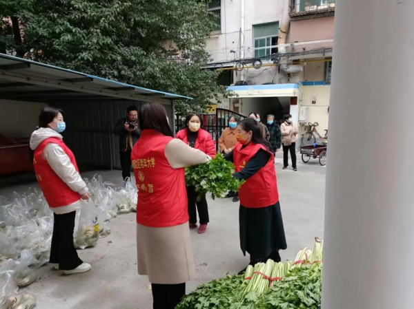 關(guān)愛你我他（她）·溫暖千萬家丨愛心助農(nóng)！郾城區(qū)志愿服務(wù)團(tuán)隊(duì)為社區(qū)捐贈(zèng)蔬菜3萬斤