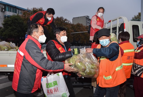 關(guān)愛你我他（她）· 溫暖千萬家丨漯河星火志愿者幫菜農(nóng)銷售蔬菜3萬余斤