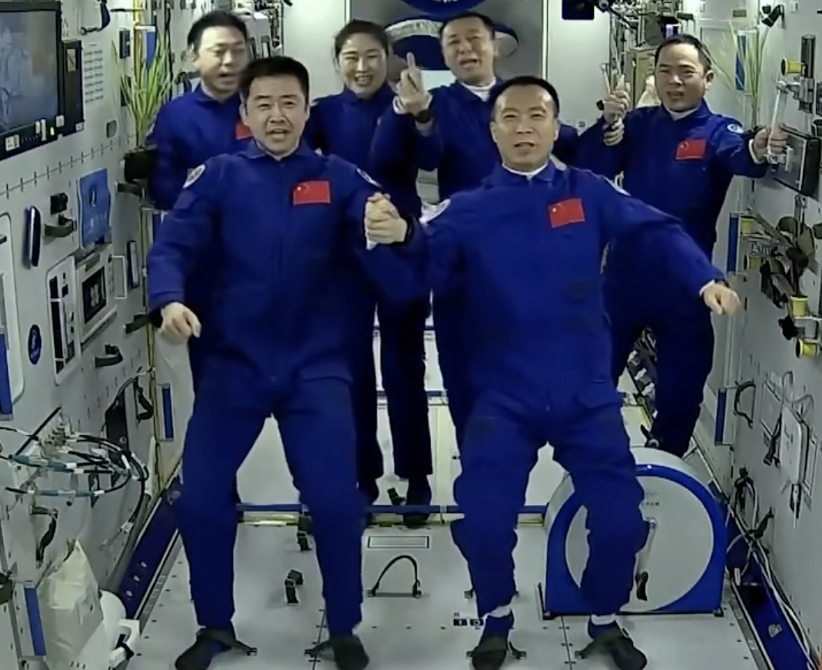 航天新征程丨兒子造飛船送老爸上太空