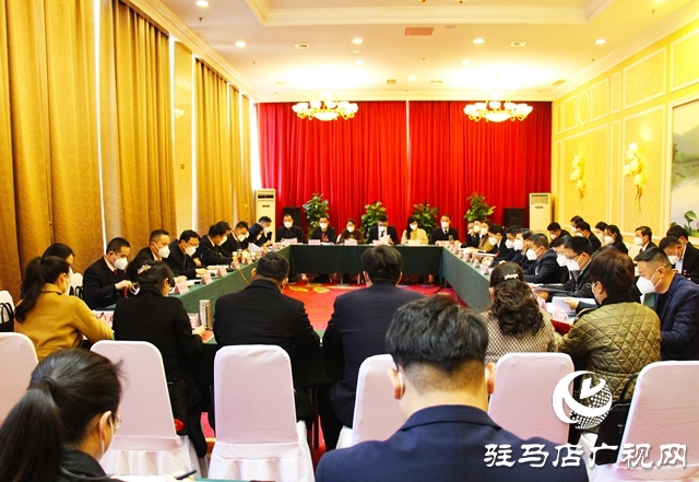 參加市政協五屆一次會議的委員們分組討論四屆市政協常務委員會工作報告和提案工作情況