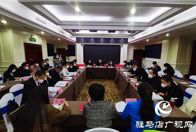 參加市政協五屆一次會議的委員們分組討論四屆市政協常務委員會工作報告和提案工作情況
