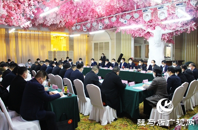 參加市政協五屆一次會議的委員們分組討論四屆市政協常務委員會工作報告和提案工作情況