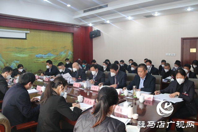 參加市政協五屆一次會議的委員們分組討論四屆市政協常務委員會工作報告和提案工作情況