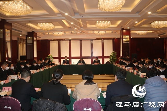 參加市政協五屆一次會議的委員們分組討論四屆市政協常務委員會工作報告和提案工作情況