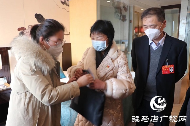 出席駐馬店市五屆人大一次會議的人大代表報(bào)到