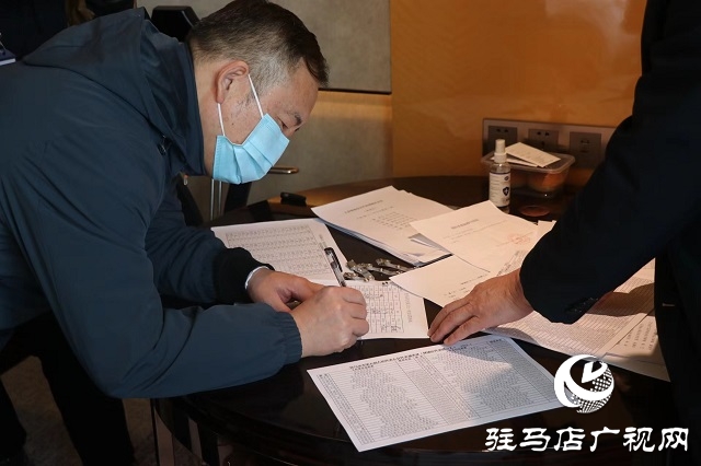 出席駐馬店市五屆人大一次會議的人大代表報(bào)到