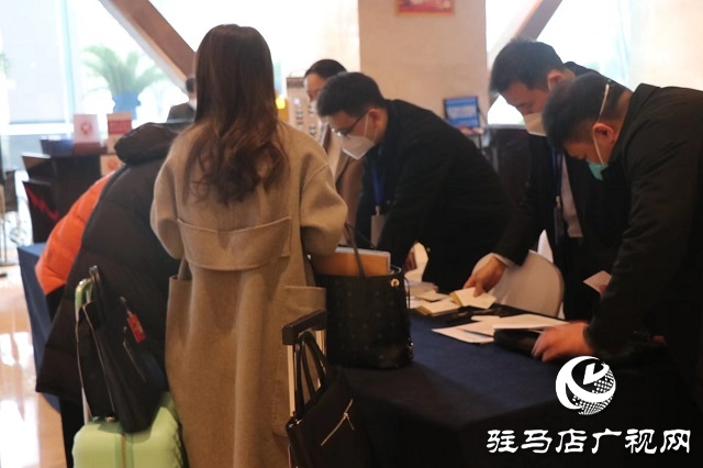 出席駐馬店市五屆人大一次會議的人大代表報(bào)到