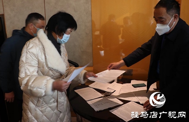 出席駐馬店市五屆人大一次會議的人大代表報(bào)到