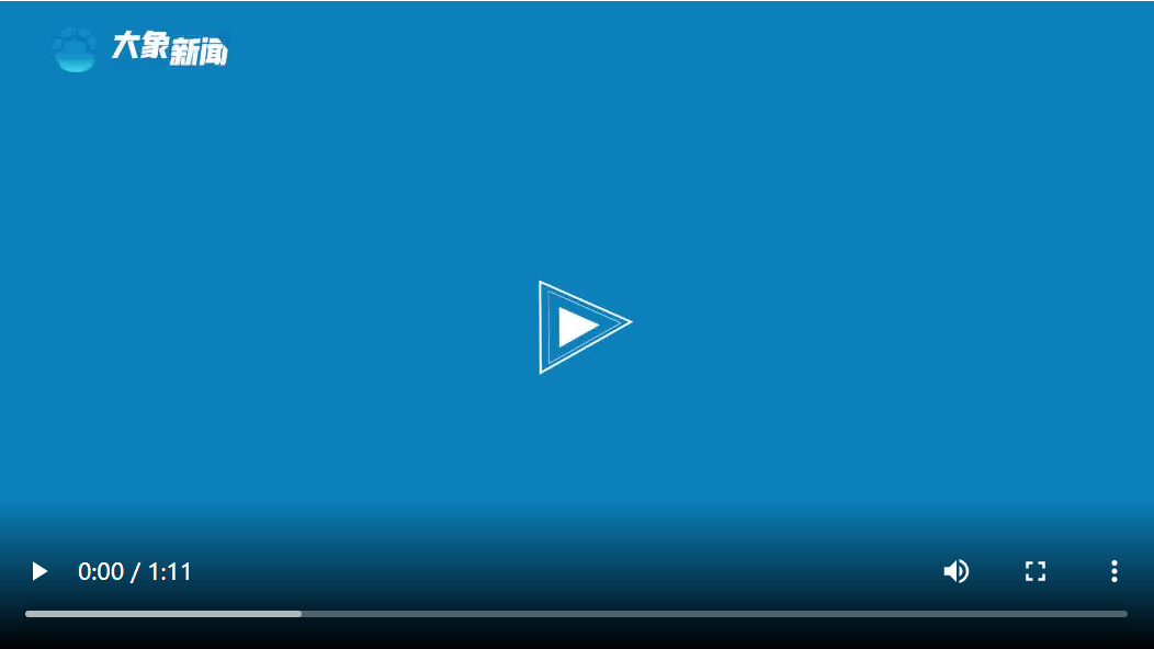 蘆葦叢著火！這名河南籍休假軍人脫下外套沖了上去不停撲打………