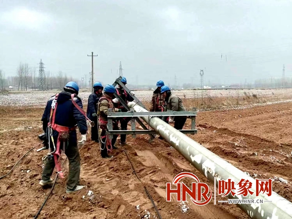 國(guó)網(wǎng)泌陽縣供電公司：冒雪搶修復(fù)電 守護(hù)萬家燈火