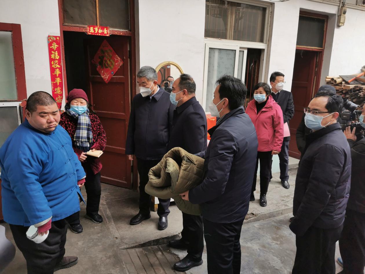  駐馬店市委常委、宣傳部部長、市政府副市長劉曉文春節(jié)慰問困難殘疾人