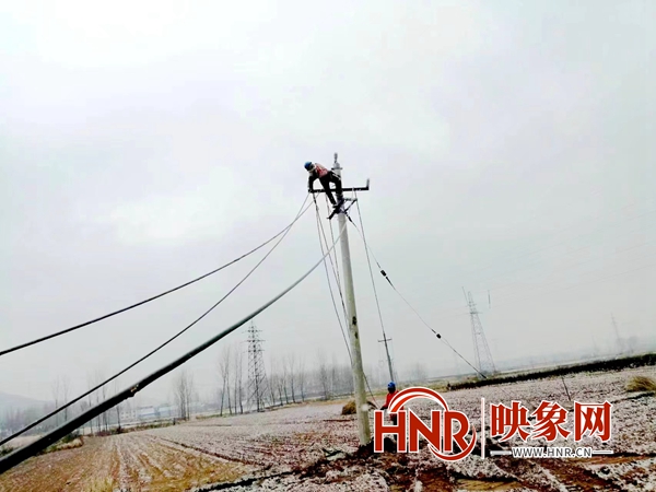 國(guó)網(wǎng)泌陽縣供電公司：冒雪搶修復(fù)電 守護(hù)萬家燈火
