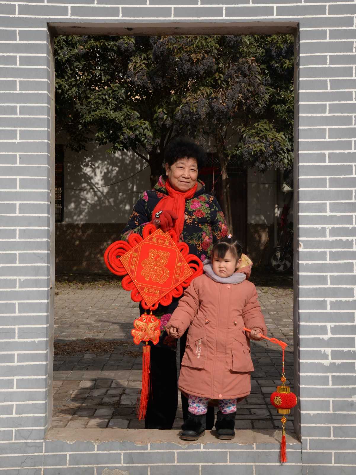新春走基層丨新年來張全家福吧！攝影志愿者用光影為村民留住煙火年年