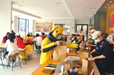 縣城小店迎“開門紅” 今年春節(jié)期間，河南縣域消費(fèi)市場(chǎng)呈快速回暖態(tài)勢(shì)