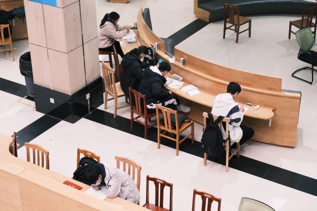 你好新學(xué)期！河南高校開學(xué)“大片”上演 學(xué)生：真正的大學(xué)生活回來了
