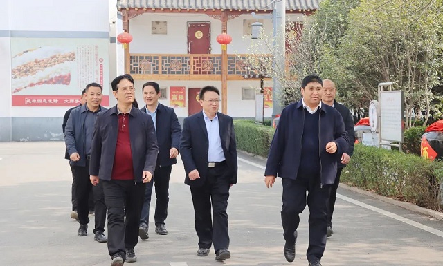 駐馬店市政協(xié)副主席、市工商聯(lián)主席張新領(lǐng)到蔡洪坊酒業(yè)調(diào)研