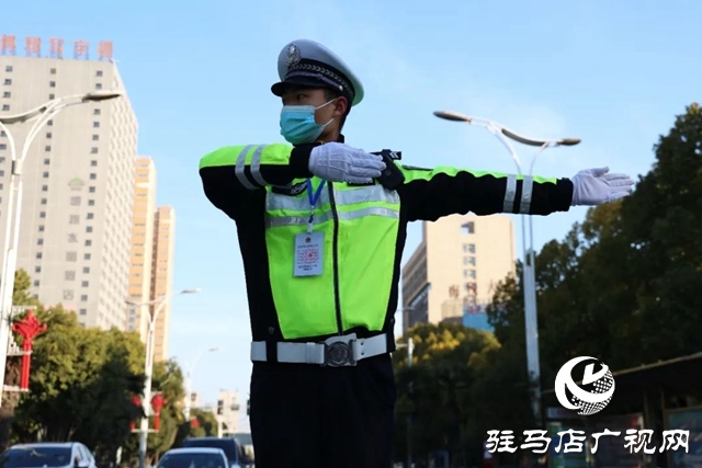  颯！駐馬店交警“文明示范形象崗”亮相街頭