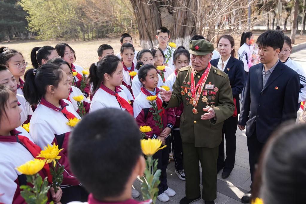 憶親人、祭先烈、踏青游——全國(guó)多地清朗過清明
