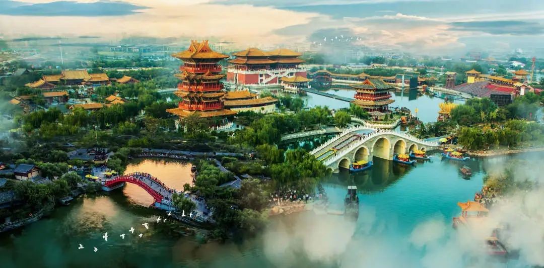 開封清明上河園景區(qū)：五一共接待游客近40萬人次，實(shí)現(xiàn)高質(zhì)量全面突破、高品質(zhì)完美收官！