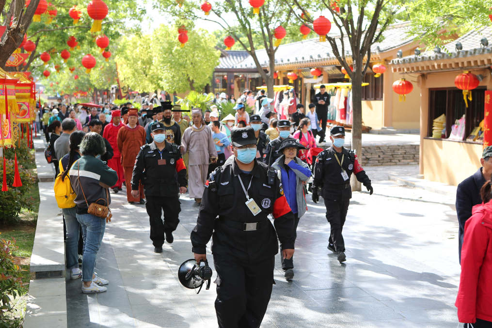 開封清明上河園景區(qū)：五一共接待游客近40萬人次，實(shí)現(xiàn)高質(zhì)量全面突破、高品質(zhì)完美收官！