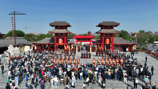 開封清明上河園景區(qū)：五一共接待游客近40萬人次，實(shí)現(xiàn)高質(zhì)量全面突破、高品質(zhì)完美收官！