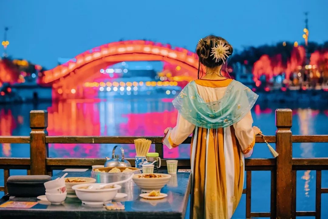 開封清明上河園景區(qū)：五一共接待游客近40萬人次，實(shí)現(xiàn)高質(zhì)量全面突破、高品質(zhì)完美收官！
