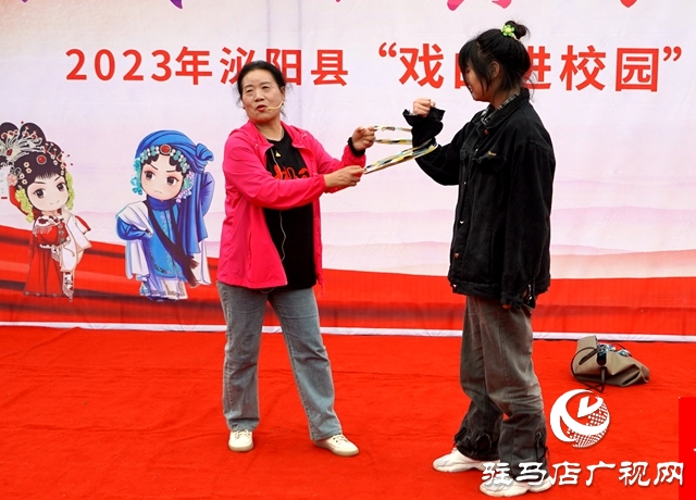 泌陽(yáng)縣“戲曲進(jìn)校園”活動(dòng)走進(jìn)泌陽(yáng)中學(xué)