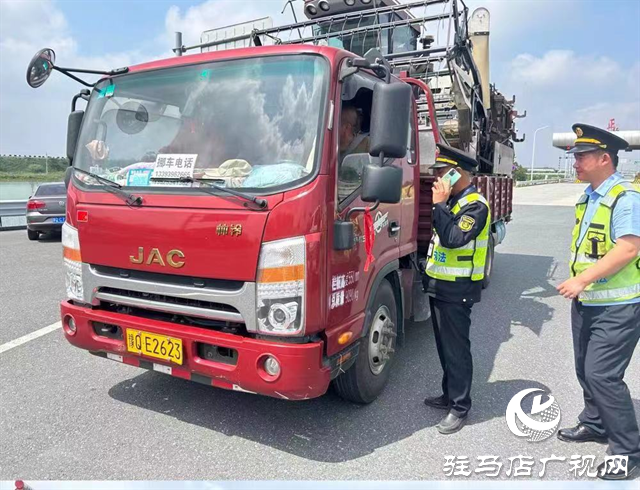 點贊！正陽交通執(zhí)法人員護送迷路收割機