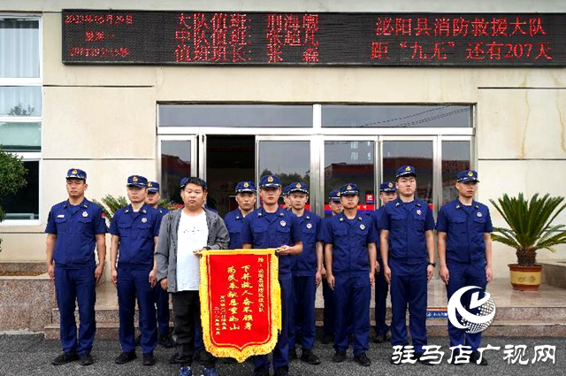 泌陽縣：老人失足墜井 消防員倒掛下井營(yíng)救