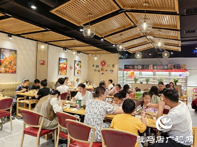 豐小簽地道川串火鍋新店開(kāi)業(yè) 人氣火爆