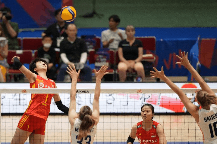 中國女排戰(zhàn)勝荷蘭隊 世界女排聯賽獲三連勝