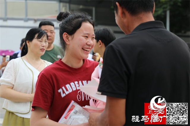 高考結(jié)束了！看泌陽(yáng)考點(diǎn)這些溫暖瞬間