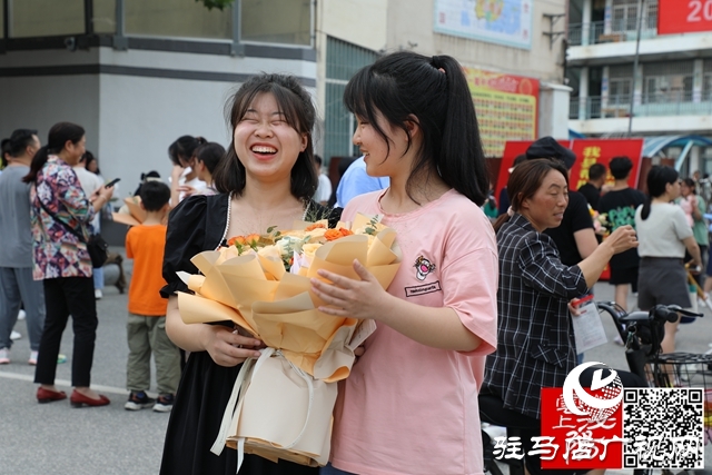 高考結(jié)束了！看泌陽(yáng)考點(diǎn)這些溫暖瞬間