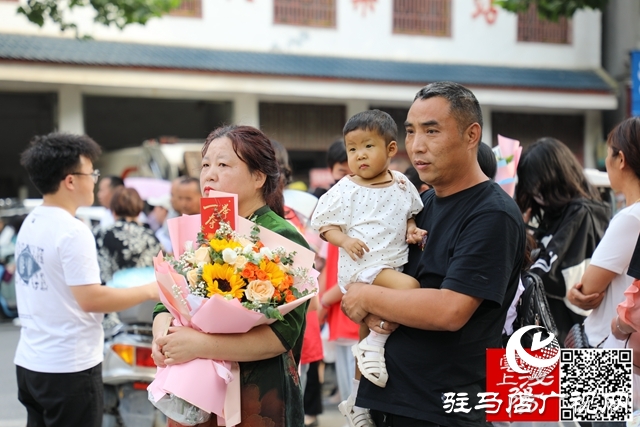 高考結(jié)束了！看泌陽(yáng)考點(diǎn)這些溫暖瞬間