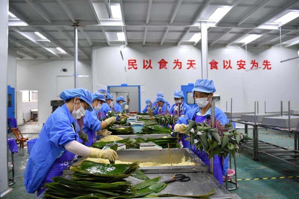 包粽子、造龍舟、收艾葉——汨羅江畔迎端午