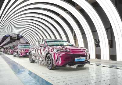 全力拼經(jīng)濟(jì)丨河南省千億級新能源汽車產(chǎn)業(yè)集群龍頭昂起 比亞迪海豹DM-i首批量產(chǎn)車下線