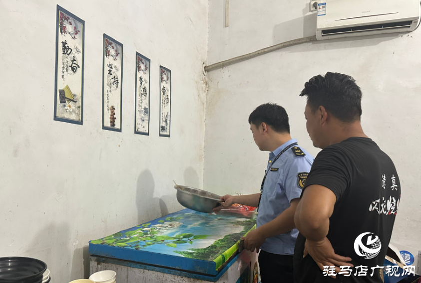 泌陽(yáng)縣郭集鎮(zhèn)市場(chǎng)監(jiān)管所開(kāi)展夜市檢查，守護(hù)人間“煙火氣”