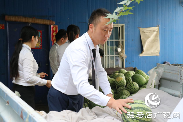 駐馬店天縱時代城：愛心助農(nóng)認(rèn)購西瓜 轉(zhuǎn)贈戶外工作者傳遞愛心