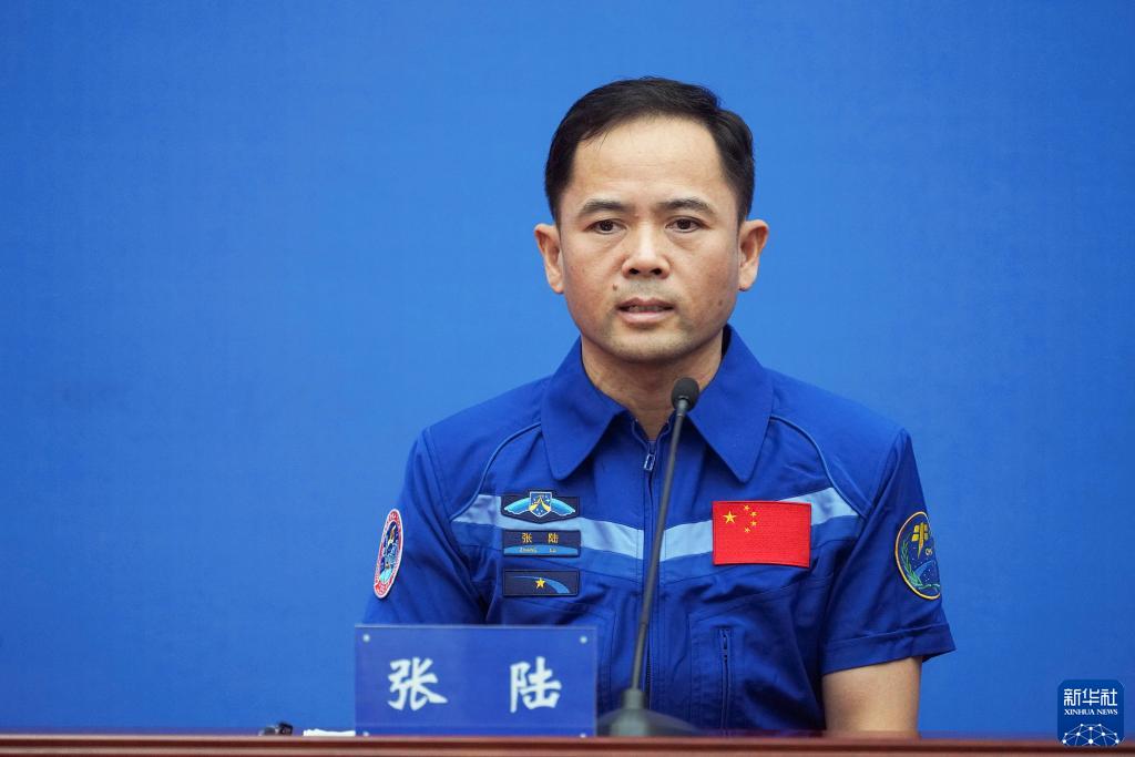 神十五航天員乘組太空歸來后首次公開亮相